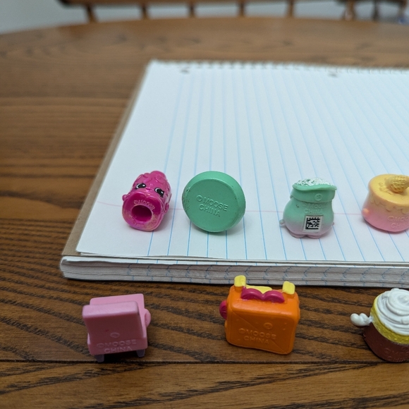 Lot of 13 Shopkins. Various themes.  GUC. - Picture 7 of 8